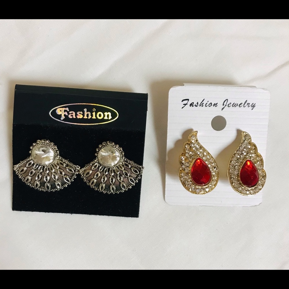 2 sets of fashion jewelry (earrings) for women.
